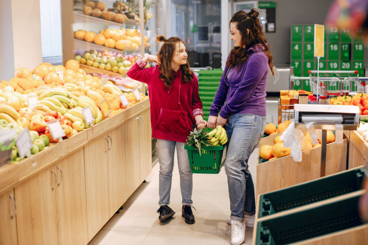 mother-with-a-daughter-in-a-supermarket